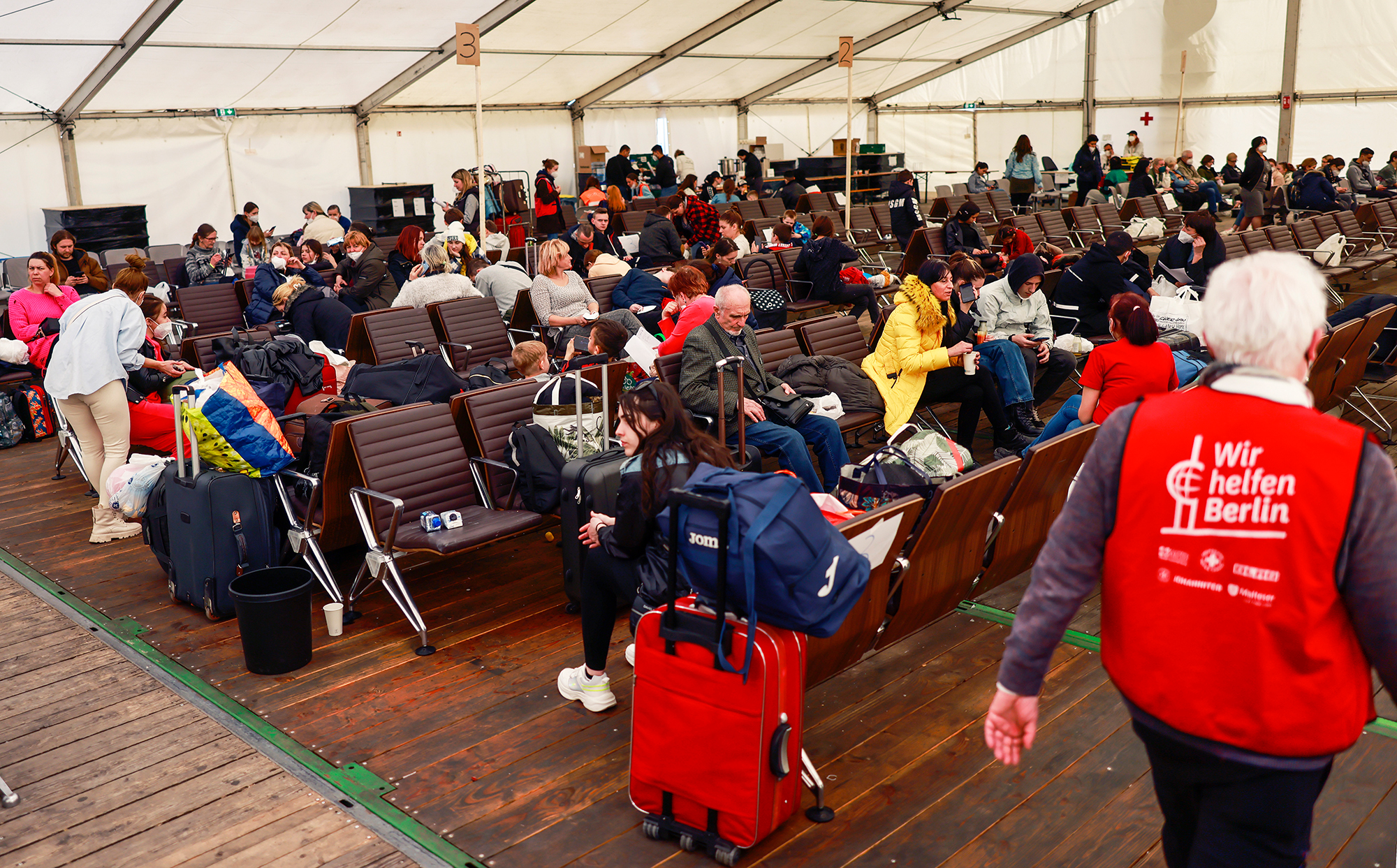 Правила змінюються. Які країни урізають підтримку українським біженцям